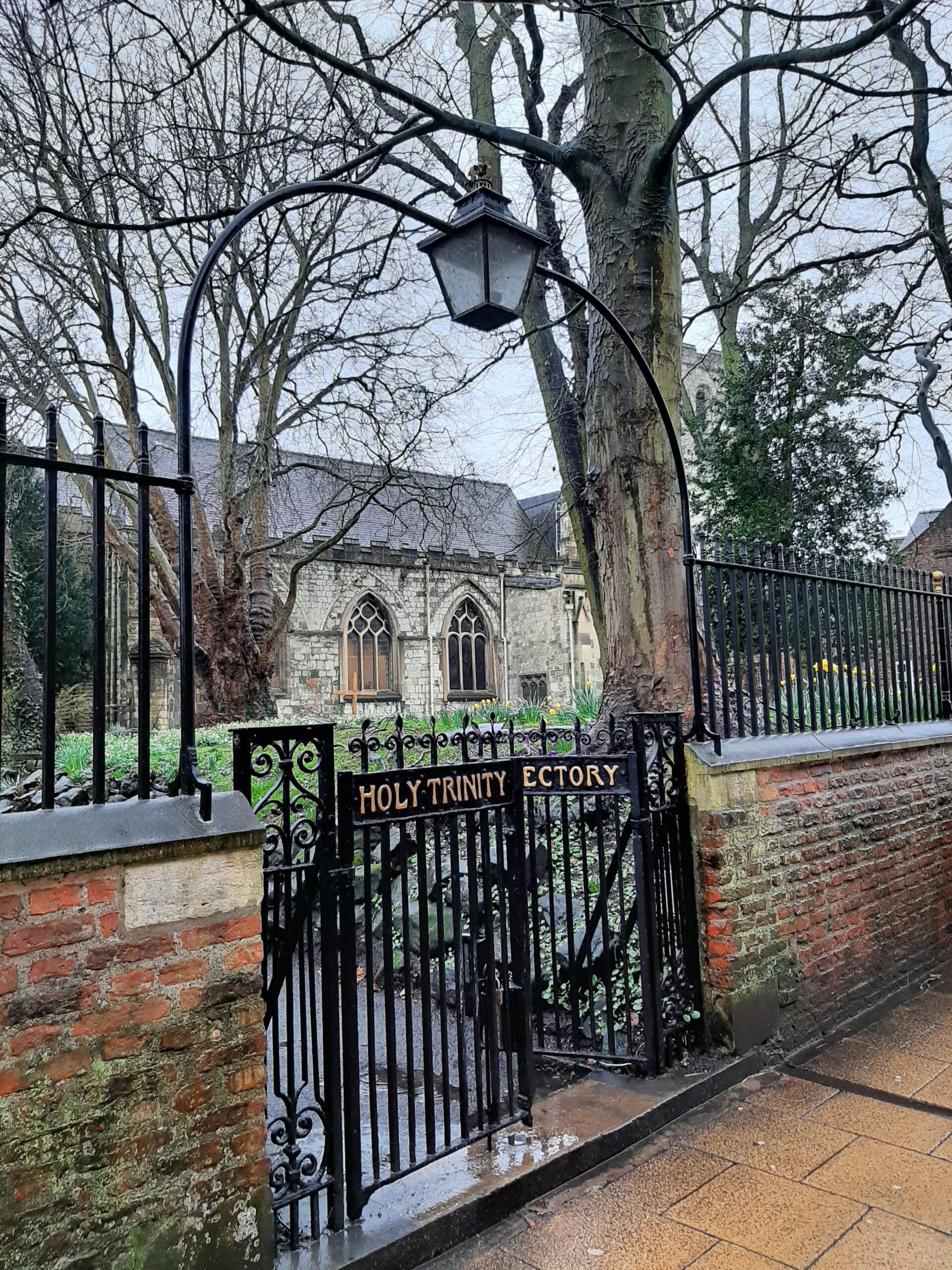 Holy Trinity Churchyard entrance with Victorian lamp